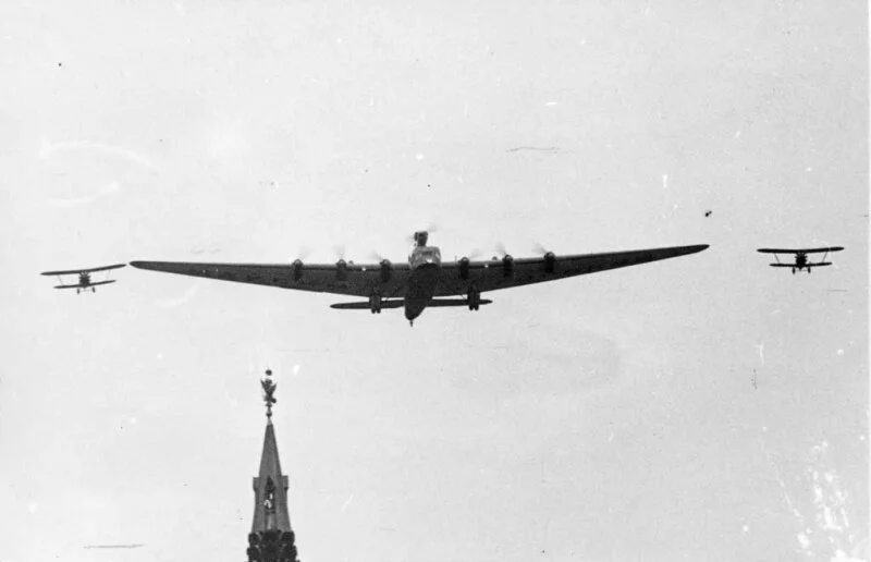 АНТ-20 в сопровождении истребителей на шоу