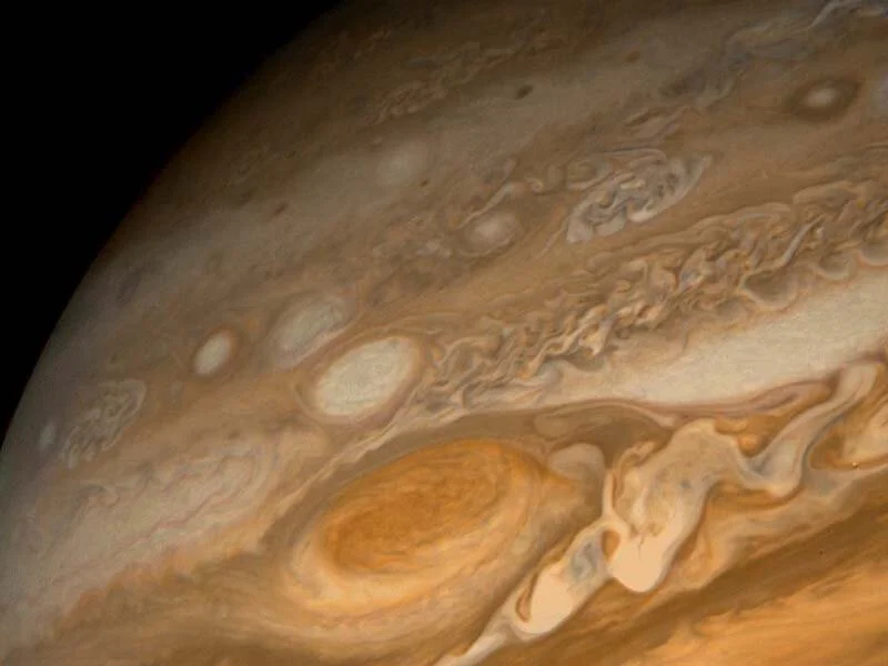 Большое Красное Пятно в атмосфере Юпитера — самый большой нелинейный вихрь (циклон) в Солнечной системе