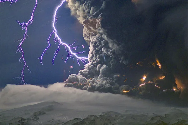 Извержение вулкана — источник нелинейных явлений в литосфере и атмосфере планеты. Часто извержение сопровождается разрядами молний, обусловленных трением частиц пыли и пепла.