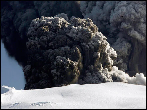 Извержение вулкана — источник нелинейных явлений в литосфере и атмосфере планеты. Часто извержение сопровождается разрядами молний, обусловленных трением частиц пыли и пепла.