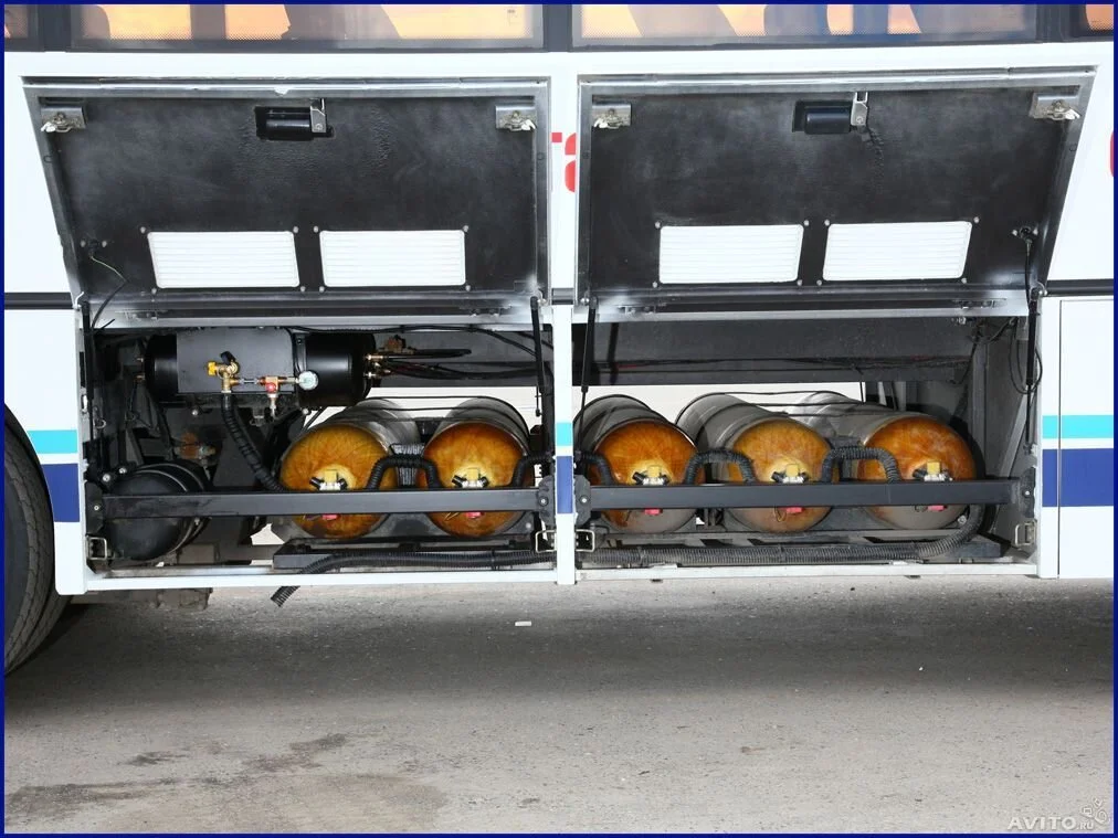 Пример установки метановых баллонов под полом автобуса.