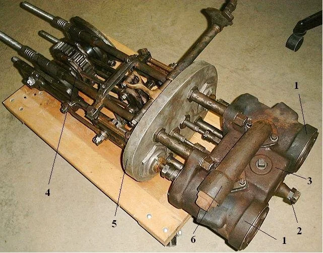 Двигатель Stanley 735B: 1 — цилиндры, 2 — впускной патрубок, 3 — золотниковый механизм, 4 — коленчатый вал с маховиком, 5 — опорная плита, 6 — выпускной патрубок