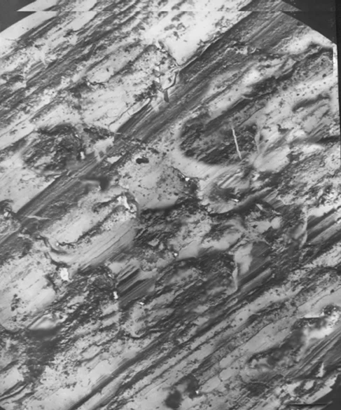 Фотографии поверхностей металлического вкладыша после трения с увеличением х2000: смазочная композиция №1