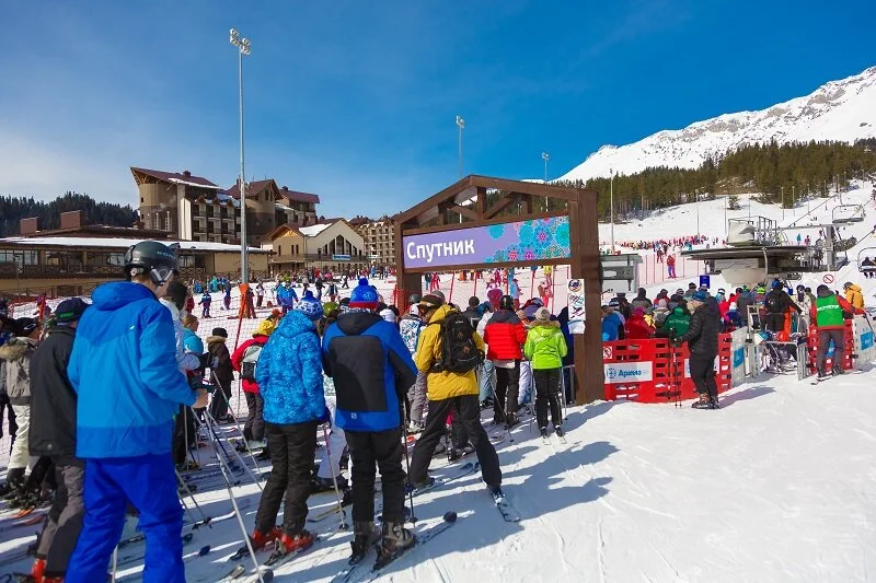 Туристы в Приэльбрусии.