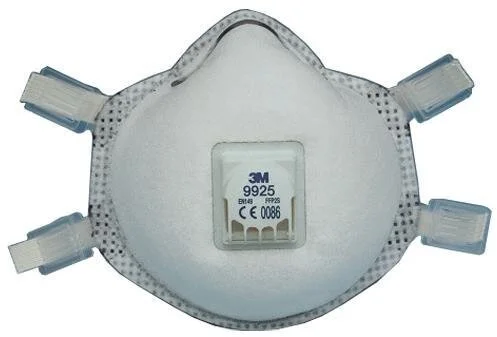 Полумаска 3М 9925 с противоаэрозольным фильтром с угольным слоем, обеспечивающим защиту от газов с небольшой концентрацией.